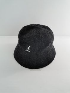 KOSTENLOSER EXPRESS-VERSAND BEI EINKAUF VON MEHR ALS $ 40USD  BESCHREIBUNGEN UND ABMESSUNGEN MARKE - KANGOL Made In Dominikanische Republik ERST Bitte überprüfen Sie die Artikelmessungen. Anhänger Größe : 57 cm Zustand - 7/10 GUTER Vintage Zustand (KEIN LOCH & TEAR). Kein größerer Mangel gesichtet. Nur Gebrauchsspuren und Alter. Für eine Vorschau bitte die Fotos vergrößern. Ein Artikel, der zuvor verwendet oder getragen wurde. Ausführliche Informationen und eine Beschreibung aller Mängel finden Kangol Bucket Hat, Kangol Hat, Kangol Hats, Bucket Hats, Hat Cap, Used Clothing, Hats Vintage, Caps Hats, Bucket Hat