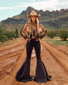 Country Concert Outfit Fall, Country Outfits Women, Lainey Wilson, Country Fashion Women, Country Fashion, Cute Preppy Outfits, Cowgirl Outfits