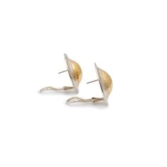 Brand: James Avery  Gender: Ladies  Metal Type: 14 Karat Yellow Gold & 925 Sterling Silver  Diameter: 28.00 mm  Width: 28.00 mm  Weight: 20.20 grams  One pair of ladies matte finished 14K yellow gold and silver earrings with omega-wire backs. Engraved with "14K". The "JAMES AVERY" trademark (or hallmark) can also be found on the item.  Pre-owned in excellent condition. Might shows minor signs of wear.  Please reference the dimensions noted in the description above for the most accurate measureme Classic Hammered White Gold Jewelry, Classic Hammered Jewelry For Formal Occasions, Sterling Silver Yellow Gold Polished Earrings, Tarnish Resistant Sterling Silver Oval Earrings, Gold Domed Jewelry For Anniversary, Sterling Silver Tarnish-resistant Clip-on Earrings, Classic Hammered Earrings For Anniversary, 14k Gold Clip-on Earrings For Formal Events, 14k Gold Polished Finish Clip-on Earrings