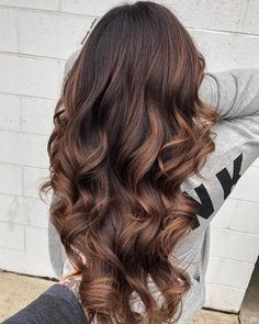 Elegant Brunette, Cinnamon Brown Hair, Trendy We Fryzurach, Brunette Hairstyles, Brown Hair Color Ideas, Hot Brown, Chocolate Brown Hair Color