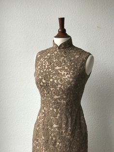 Vintage brown lace qipao and jacket set sz S Elegant Formal Fitted Ao Dai, Elegant Sleeveless Fitted Ao Dai, Elegant Sleeveless Fitted Cheongsam, Elegant Fitted Silk Cheongsam, Elegant Fitted Silk Ao Dai, Fitted Silk Dress With Lace Work, Elegant Silk Ao Dai For Party, Sleeveless Fitted Ao Dai For Wedding, Elegant Ao Dai With Stand Collar For Party