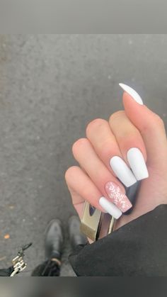 Christmas nail ideas Xmas Nails White, White Long Acrylic, White Nails Winter, White Xmas Nails, White Christmas Nail Designs, Nails Edgy, Gold Gel Nails, Christmas Nail Ideas