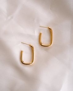 Take your look to the next level with the Amal U-Shaped Hoops! These lightweight, chic earrings provide a minimalistic touch that will turn heads. Subtle but stylish, they're sure to become a go-to accessory! EARRINGS FEATURE Size: 27x19mm Color: Gold or Silver Material: 18K Real Gold or Rhodium Plated Lead & Nickel-Free Minimalistic Gold Earrings, Chic Gold Earrings For Workwear, Chic Gold Earrings For Work, Trendy Gold Earrings For Work, Chic Rectangular Earrings For Everyday, Chic Rectangular Everyday Earrings, Chic Everyday Rectangular Earrings, Real Gold Hoop Earrings, Minimalist Earrings Gold