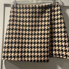 Alice And Olivia Houndstooth Renna Wrap Skirt. In Perfect Condition. Size 2. Black Mini Skirt With Houndstooth Pattern, Black Houndstooth Mini Skirt, Fitted Black Skirt With Houndstooth Pattern, Black Fitted Houndstooth Skirt, Fitted Black Houndstooth Skirt, Black Houndstooth Mini Skirt For Fall, Elegant Black Skirt With Houndstooth Pattern, Fall Black Houndstooth Mini Skirt, Elegant Black Houndstooth Pattern Skirt