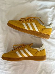 Yellow Shoes Outfit, Shoes For Autumn, Handball Shoes, Spezial Shoes, Autumn Shoes, Shoes Yellow, Adidas Training