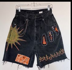 Diy Jorts Paint, Painted Jorts Ideas, Grunge Custom Clothes, Custom Jean Shorts, Upcycle Shorts Diy Ideas, Diy Jorts Y2k, Shorts With Patches, Designs On Jorts, Custom Shorts Jeans