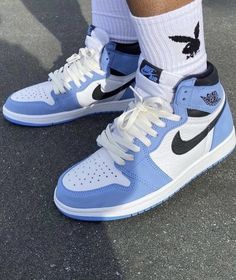 Nike Shoes Women Fashion, Sneakers Outfit Men, Pretty Sneakers, Nike Jordan 1, Nike Fashion Shoes, Preppy Shoes, Pretty Shoes Sneakers, Jordan Shoes Retro