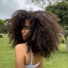 #curlyhair #bigcurls #cachos #curls #cacheadas #aesthetictumblr #liviaboogie Poofy Hair, Afro Curls, Colored Curly Hair, Pelo Afro, Black Curly, Curly Afro, Types Of Curls