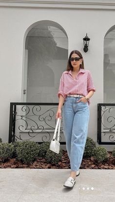 Formal Shirt With Jeans For Women, Midsize Old Money Outfits, Cute Modest Outfits With Jeans, Smart Casual Women Outfits, Smart Casual Women, Simple Casual Outfits, Celebrity Casual Outfits, Outfits Con Jeans, Fashion Top Outfits