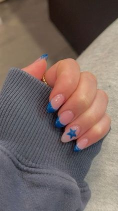 Nail Inspos Back To School, Cute Nails With Stars, Blue Back To School Nails, London Nails Ideas, Star Nail Inspo Acrylic, Cute Star Nail Designs, Blue Nails Ideas Summer, Blue French Tips With Stars, Nail Inspo Trendy Blue