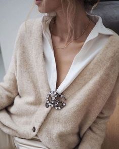 What Jewelry To Wear, Office Jewelry, Bright Outfits, Trendy Office, Classic White Shirt, Looks Street Style, Outfit Trends, Historical Fashion, Coco Chanel