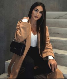 Dilara Ozcan, Black Cargo Pants Women, High Waisted Jeans Outfit, Dec 8, Thanksgiving Outfit, Cargo Pants Women, Mode Inspiration, Outfits Casuales