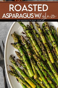 This oven roasted asparagus with balsamic glaze is the best vegetable side dish for Thanksgiving or Christmas. Learn how to roast long asparagus on one sheet pan at 400 degrees. Get this healthy side dish on www.balancewithjess.com. Asparagus Roasted, Grilled Asparagus Recipes, Asparagus Recipes Roasted, Oven Temperature, Baked Asparagus, How To Cook Asparagus, Roasted Asparagus, Grilled Asparagus