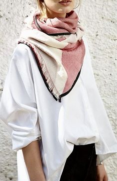 Stole Scarf Outfit, Cosy Outfit, Ways To Wear A Scarf, How To Wear A Scarf, Scarf Outfit, Stylish Scarves, Stole Scarf, Mode Casual, How To Wear Scarves