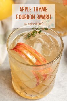 This Apple Thyme Bourbon Smash is the most refreshing cocktail! It's filled with a homemade apple thyme simple syrup, bourbon, fresh lemon juice, and soda water for the best bourbon cocktail recipe. Creative Thanksgiving Recipes, Vegetarian Thanksgiving Recipes, Bourbon Smash