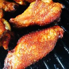 chicken wings are cooking on the grill