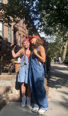 Salopette Outfit Summer, Overalls Outfit Baggy, Big Overalls Outfit, Dungaree Aesthetic, Indie Overalls Outfit, Baggy Dungarees Outfit, Dungarees Outfit Summer, Dungarees Outfit Aesthetic, Jorts Outfit Aesthetic