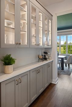 the kitchen is clean and ready to be used for dinner or other purposes in the house