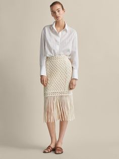 falda larga blanca crochet flecos Massimo Dutti Macrame Idea, Crochet Skirt Outfit, Macrame Clothes, Skirts Outfits, Macrame Dress, Crochet Skirts, Knitwear Fashion, Fringe Skirt, Crochet Skirt