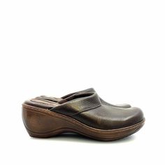 Step into comfort and style with the Soft Walk Womens Murietta Leather Comfort Shoes Clogs. These brown clogs are perfect for the modern woman who values both fashion and comfort. With a size 8.5M, they provide a perfect fit for any occasion. Made with high-quality leather, these shoes are not only durable but also incredibly soft. Whether you're running errands or going out for a night on the town, these clogs will keep your feet feeling great all day long. Don't sacrifice style for comfort ... Brown Clogs, Vintage Trucker Hats, Accessories Bags Purses, Comfort Shoes, Leather Clogs, Flat Boots, Clogs Shoes, Kids Boots, Work Out