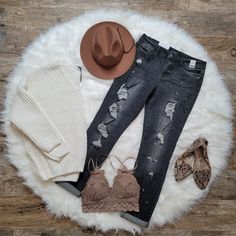 We adore these Judy Blue distressed boyfriend jeans. They will be your go to denim! We paired them with a chunky knit sweater and accessorized with our favorite felt fedora. Fall Style Women, Dress Winter Outfit, Shirt Spring Outfit, Cheap Outfits, Popular Jeans, Cute Cheap Outfits, Women's Plus Size Jeans, Cute Tops For Women, Lubbock Texas