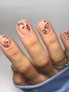 short Christmas nails: simple leaves Cute Short Christmas Nails, Short Christmas Nails, Christmas Nails Ideas, Autumn Nail Designs, Christmas Nail Colors, Autumn Nail, Cute Gel Nails