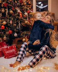 Toddler Christmas Photos, Christmas Photoshoot Kids, Christmas Pictures Kids, Christmas Photoshoot Ideas, Christmas Baby Pictures, Christmas Family Photoshoot, Baby Christmas Photos, Xmas Pictures, Festive Activities