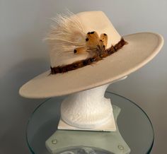 Breeders' Cup, Keeneland, Fall Ivory Felt Hat "Under Wraps" Stiff brim featuring chestnut feathers around thee dge of the hat's crown, 3 ivory peacock eye feathers and chestnut small accent feathers as a focal point. An elegant stylish Fall hat for Breeders' Cup at Del Mar or Fall racing at Keeneland or Churchill Downs. One of kind Hats & Fascinators made in Louisville, KY home of the prestigious Kentucky Derby. Each unique piece has its own name resembling a horse you might see at the racetrack, paddock or barn. Each hat also comes with 2 lucky betting numbers and tips on how to bet an Exacta at the racetrack.  Each Hats Off by Helen is one of a kind hat , handcrafted in Louisville, KY home of the prestigious Kentucky Derby. Don't get caught wearing the same hat as someone else from a dep Horse Racing Fashion, Fall Hat, Kentucky Girl, Ky Derby, Breeders Cup, Churchill Downs, Races Fashion, Fall Hats, Unique Hats