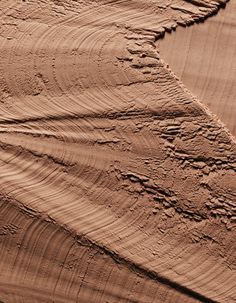 an image of sand that looks like waves in the ocean