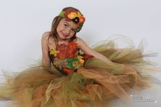 Elven costume, forest fairy, size from 1 to 8 years; Birthday gift, carnival costume, Halloween, theater, party, photos. A tutu dress that will make your little princess dream. Tutu dress in soft tulle with different colors of green, beige, orange, brown. Stretch crochet bustier, covered with synthetic leaves on the front. Adjustable satin shoulder straps. The dress comes with a crown . Depending on the stock, the leaves may be different. Fairy suit or forest elf suit. Made to order and fast del Wood Nymph Costume Kids, Elven Costume, Elf Suit, Tutu En Tulle, Girls Costumes, Carnival Costume, Special Dresses, Carnival Costumes, Forest Fairy