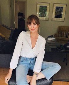 Dakota Johnson Street Style, Dakota Johnson Style, Bangs Hairstyles, Look Retro, Dakota Johnson, 가을 패션, Hairstyles With Bangs, Outfits Casuales, Parisian Style