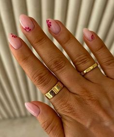 Clear Almond Nails With Design, Simple Accent Nails, Simple Natural Nails Designs, Vacation Flower Nails, Nails Inspiration Vacation, Simple Nail Ideas Neutral Colors, Simple Hawaii Nails, Hawaii Nails Short, Pink Dress Nails