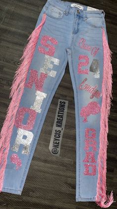 * PICTURES ABOVE IS NOT MY WORK, ALL CREDITS FOR THEM GOES TO @keycis_kreations* These custom jeans are made to order and are not limited to seniors only (also available for birthdays/celebrations). Please be as detailed as possible in the note section as to what design you would like and if you have any inspired pictu Homecoming Jeans Ideas, Senior Year Diy, Senior Year Things, Senior Year Fun, Senior Jeans, Senior Overalls, Senior Stuff, Senior Photo Outfits