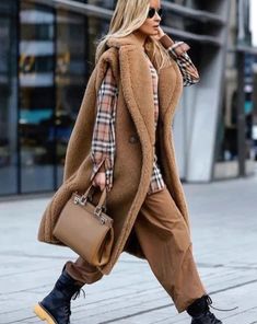 Trendy Long Faux Fur Coat, Trendy Brown Faux Fur Coat, Casual Long Faux Fur Coat, Chic Brown Faux Fur Coat, Chic Brown Fur Coat For Cold Weather, Stile Casual Chic, Mode Kimono, Winter Fashion Outfits Casual, Haikou