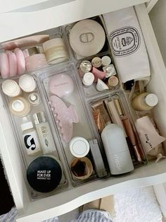 best amazon home finds Room Organization Bedroom, Makeup Drawing, Makeup Drawer Organization, Makeup Drawer, Smink Inspiration, Skincare Organization, Drawer Organizers, Room Makeover Inspiration