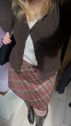 #ootd #outfit #vintage #vintageclothing #gilmoregirls #vintageinspired #ootdinspo #outfitoftheday #kneeboots #highboots #boots #midiskirt #skirt #plaid #plaidskirtoutfits #brown #pink #burgundy #lace #rednails #90s #90sstyle #autumn #autumnmood #fall #falloutfitsforwomen #plussizeoutfits #midsize #midsizestyle #september Plaid Brown Skirt Outfit, 90s Plaid Skirt Outfits, Polka Dot Skirt Outfit Winter, Clairo Concert Outfits, Midsize Autumn Outfits, Plaid Skirt Outfit Fall, Brown Plaid Skirt Outfit, Fall Midi Skirt Outfit, Plaid Mini Skirt Outfit