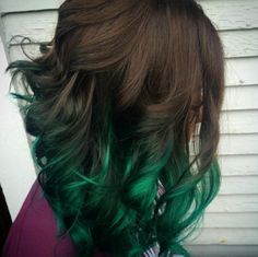 Green Hair Streaks, Green Hair Ombre, Dark Ombre Hair, Ombre Curly Hair, Green Highlights, Hair Streaks, Ombré Hair