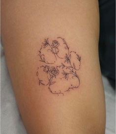 a small tattoo on the leg of a woman