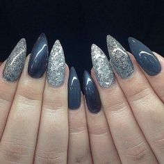 stiletto-unghie-punta-colorate-decorazione-nail-art-colore-blu-scuro-glitterato-argento-glitter Grey Nails Design, Blue Grey Nails, Grey Nails, Pointy Nails, Nails Stiletto, Pointed Nails, Her Nails