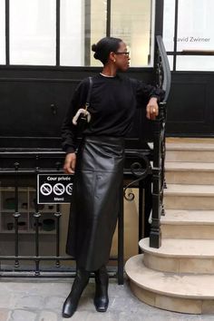 Leather Maxi Skirt Outfit, Mode Monochrome, Midi Skirt And Boots