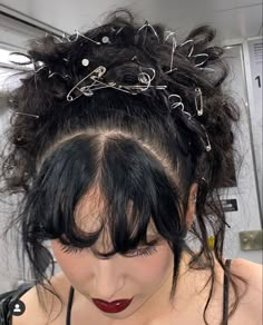 Grunge Hair Ideas, Pinned Up Hair, Weird Hairstyles, Hair With Pins, Grunge Hairstyle, Streaks Hair, Grunge Hairstyles, Blonde Ideas, Funky Hair