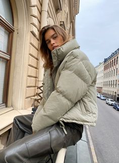 Puffer Jacket Style, Winter Sweater Dresses, Green Puffer Jacket, Puffer Jacket Outfit, Green Puffer, Beige Outfit, Puff Jacket, Jacket Outfit, Cold Weather Outfits