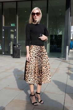 The Best of Paris Fashion Week Street Style (Updated!): Fashion Month moves pretty fast — especially if you've been following the street style. Street Style London, Mode Prints, London Fashion Weeks, Chique Outfits, Leopard Print Skirt, Leopard Skirt, Animal Print Skirt, Fall Outfits For Work, Looks Chic