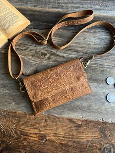 Beautiful Leather Handbags Western Travel, Affordable Purses, Handbags Handmade, Diy Leather Projects, Hand Bags For Women, Leather Notebook Cover, Western Purses, Cell Phone Bag, Leather Portfolio