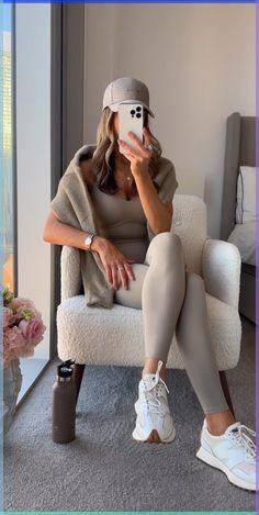 Retinol Myths Debunked Aeroplane Outfit, Airport Outfit Spring, Travel Outfits For Women, Best Travel Outfits For Women, Comfortable Airport Outfit, Chic Airport Outfit, Airport Outfit Ideas, Flight Outfit, Outfit Airport