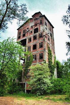 an old building with ivy growing on it