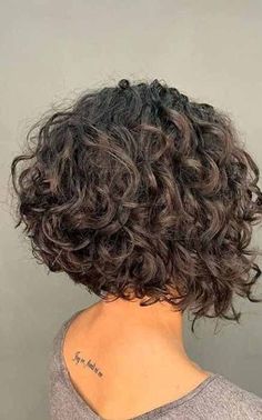 Short Stacked Bob, Stacked Bob Haircuts, Layered Curly Haircuts, Short Curly Bob Hairstyles, Short Stacked Bob Haircuts, Haircuts To Try, Bob Haircut Curly, Stacked Bob, Stacked Bob Haircut