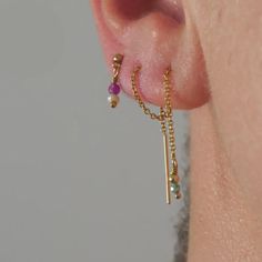 Petites boucles d'oreilles discrètes, habillées d'un éclat de rubis chauffé et d'une perle de culture, en or laminé 14 carats et fabriquées à la main à Montpellier par Agathe de l'atelier Merci Clodette. Petites boucles d'oreilles en or laminé 14 carats, une des techniques de dorure des plus résistantes au temps. Boucles d'oreilles à porter au premier, second et même troisième trou pour créer des combinaisons uniques aux oreilles, notamment avec les autres bijoux Merci Clodette. Waterproof, ces boucles d'oreilles ne noircissent pas et sont hypoallergéniques. Bijou fabriqué en France. Bijou livré dans sa pochette en coton, également fabriquée en France. Boucles d'oreilles vendues par paire ou à l'unité. En savoir plus sur l'atelier Merci Clodette. Montpellier, Porter, Paris