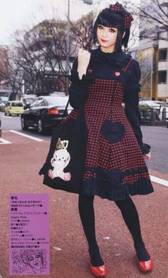 Old school gothic lolita black and red street snap Alternative Outfits, Soft Grunge, Japan Fashion, Harajuku Fashion, Barbie Girl