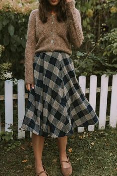 Cottagecore Fall Outfits, Wool Skirt Outfit, Cottagecore Fall, Modest Skirt, Midi Skirt Outfit, Midi Flare Skirt, Modest Skirts, Anne Of Green